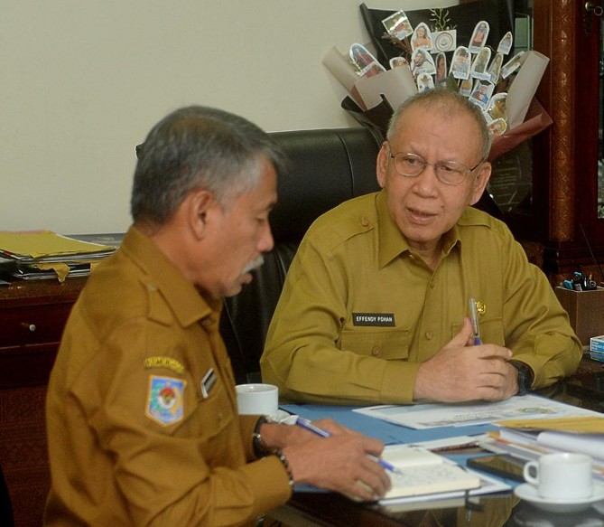 Penjabat (Pj) Sekretaris Daerah Provinsi (Sekdaprov) Sumut Effendy Pohan pada rapat yang dilaksanakan secara virtual bersama seluruh Sekda Kabupaten/Kota di Sumut, yang berlangsung di Ruang Kerja Sekdaprov Sumut, Lantai 9 Kantor Gubernur Sumut Jalan Diponegoro No. 30 Medan, Senin (26/5/2025).