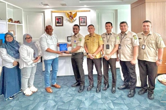 Pemerintah Kota Medan melalui Badan Pendapatan Daerah (Bapenda) memberikan apresiasi kepada sejumlah Wajib Pajak Pajak Bumi dan Bangunan (PBB) yang telah melakukan percepatan pembayaran pajak sebagai bentuk kontribusi nyata dalam mendukung pembangunan Kota Medan, Senin (26/5).