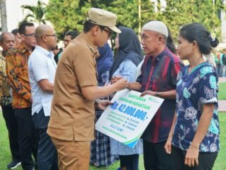 Walikota Medan, Rico Tri Putra Bayu Waas, memberikan perlindungan BPJS Ketenagakerjaan kepada 17.851 pekerja rentan, termasuk pengemudi ojek online (ojol).