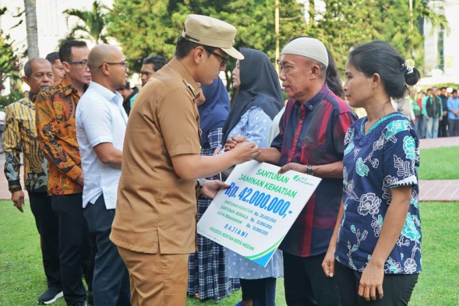 Walikota Medan, Rico Tri Putra Bayu Waas, memberikan perlindungan BPJS Ketenagakerjaan kepada 17.851 pekerja rentan, termasuk pengemudi ojek online (ojol).
