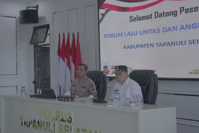 Pemerintah Kabupaten Tapanuli Selatan (Pemkab Tapsel) bersama Kepolisian Resort (Polres) Tapsel dan Balai Besar Pelaksanaan Jalan Nasional (BBPJN) Sumatera Utara menggelar rapat strategis Forum Lalu Lintas dan Angkutan Jalan (FLLAJ) untuk membahas percepatan penanganan Jalan Batu Jomba, Rabu (28/5/2025) di Aula Polres Tapsel, Sipirok.