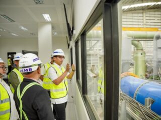 Walikota Medan, Rico Tri Putra Bayu Waas, mengunjungi fasilitas Refuse Derived Fuel (RDF) Plant Rorotan milik Dinas Lingkungan Hidup Provinsi DKI Jakarta, Kamis (29/5/2025).