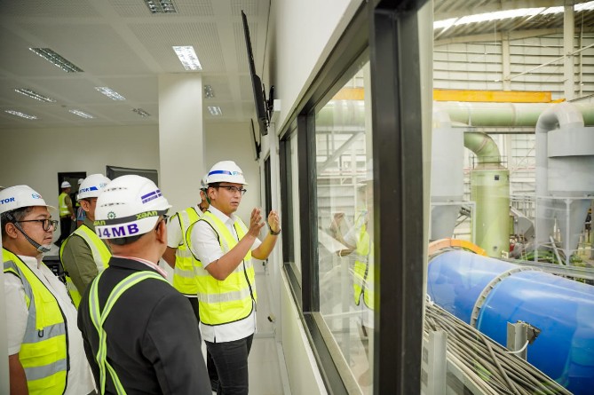 Walikota Medan, Rico Tri Putra Bayu Waas, mengunjungi fasilitas Refuse Derived Fuel (RDF) Plant Rorotan milik Dinas Lingkungan Hidup Provinsi DKI Jakarta, Kamis (29/5/2025).