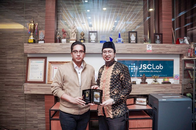 Walikota Medan, Rico Tri Putra Bayu Waas, melakukan kunjungan studi tiru ke Balai Kota DKI Jakarta, Kamis (29/5), guna mempelajari aplikasi Jakarta Smart City (JAKI).