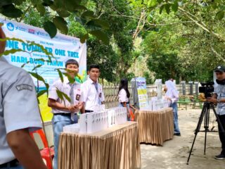 TUKAR POHON - Kegiatan penukaran bibit pohon dengan tumbler sebagai upaya pengurangan emisi karbon dan pengurangan sampah plastik sekali pakai, yang diselenggarakan di bawah pepohonan rindang, halaman sekolah SMA N1 Dolok Masihul, Kec Dolok Masihul, Serdang Bedagai.