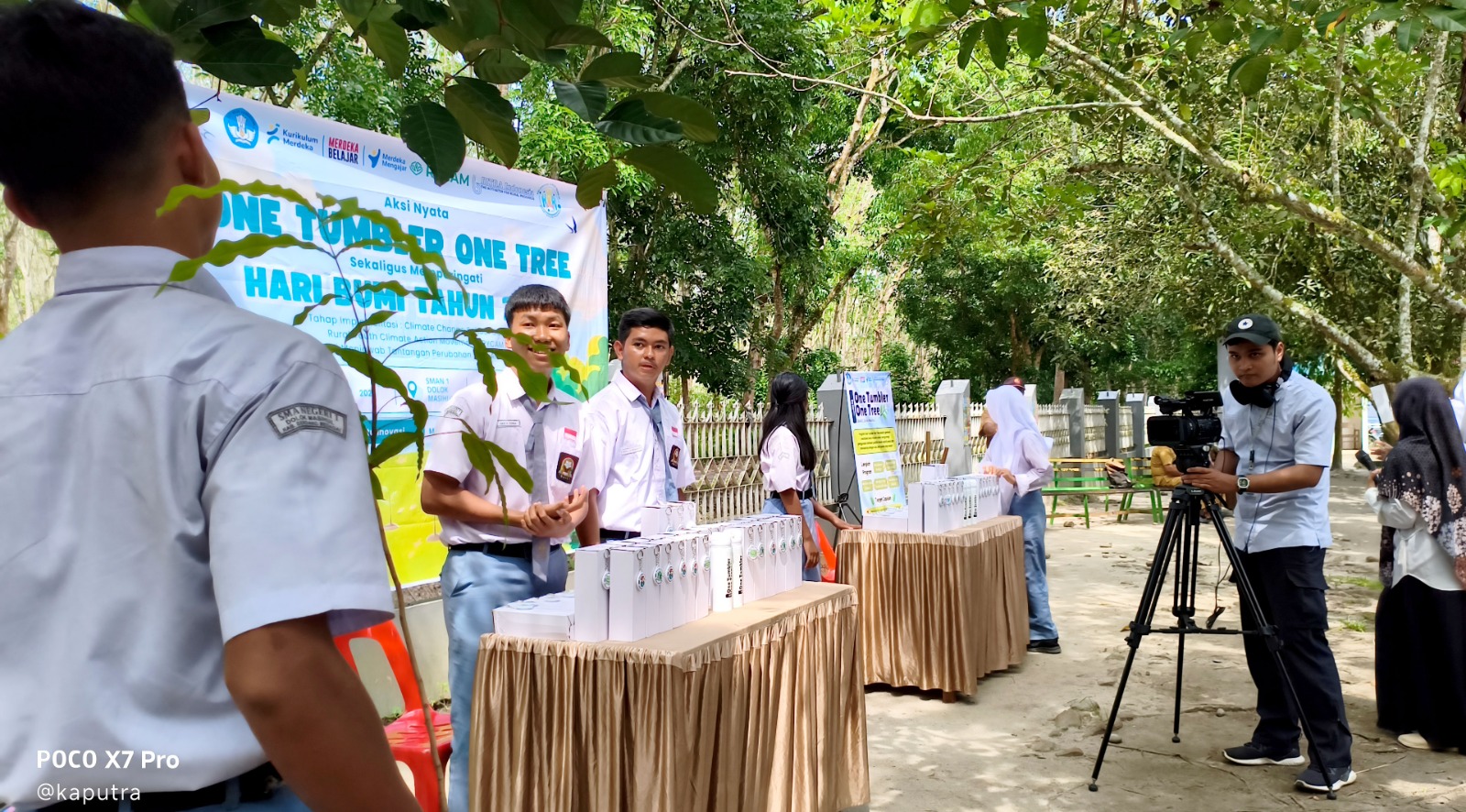 TUKAR POHON - Kegiatan penukaran bibit pohon dengan tumbler sebagai upaya pengurangan emisi karbon dan pengurangan sampah plastik sekali pakai, yang diselenggarakan di bawah pepohonan rindang, halaman sekolah SMA N1 Dolok Masihul, Kec Dolok Masihul, Serdang Bedagai.