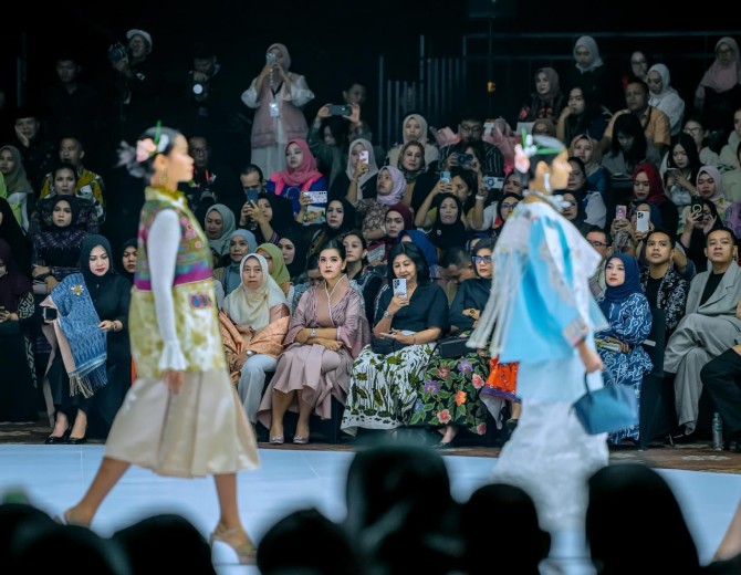 Indonesia Fashion Week 2025 diharapkan dapat menjadi ajang memperkenalkan Warisan Budaya Sumut ke dunia. Hal ini dikemukakan Ketua Dewan Kerajinan Nasional Daerah (Dekranasda) Sumut Kahiyang usai menghadiri acara Indonesia Fashion Week (IFW) ke-12 Tahun 2025.