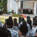 Wali Kota Medan, Rico Tri Putra Bayu Waas, memimpin upacara Peringatan Hari Lahir Pancasila Tahun 2025 di halaman Kantor Wali Kota Medan, Senin (2/6/2025).