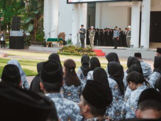 Wali Kota Medan, Rico Tri Putra Bayu Waas, memimpin upacara Peringatan Hari Lahir Pancasila Tahun 2025 di halaman Kantor Wali Kota Medan, Senin (2/6/2025).
