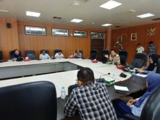 Wakil Ketua DPRD Kota Medan, Zulkarnaen memimpin rapat pembahasan masalah kemacetan di depan Pintu Tol Bandar Selamat, Kecamatan Medan Tembung, Kota Medan, Selasa (3/6/2025).