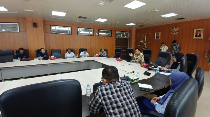 Wakil Ketua DPRD Kota Medan, Zulkarnaen memimpin rapat pembahasan masalah kemacetan di depan Pintu Tol Bandar Selamat, Kecamatan Medan Tembung, Kota Medan, Selasa (3/6/2025).