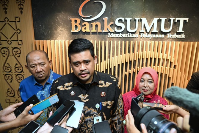 Gubernur Sumatera Utara Muhammad Bobby Afif Nasution resmi memberhentikan dua orang dewan direksi PT Bank Sumut dalam Rapat Umum Pemegang Saham Luar Biasa (RUPS LB). Kegiatan tersebut dilaksanakan di Gedung Utama Bank Sumut, Jalan Imam Bonjol, Medan, Selasa (3/6/2025).