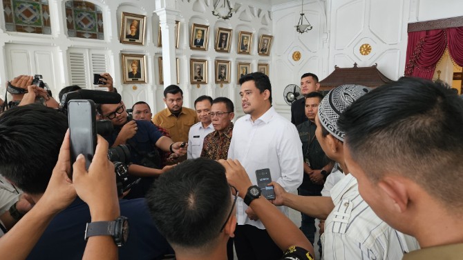 Gubernur Sumatera Utara Bobby  Afif Nasution bersama Bupati Tapanuli Tengah Masinton Pasaribu bertemu Gubernur Banda Aceh Muzakir Manaf. Keduanya diterima langsung pria yang akrab disapa Mualim itu  di Pendopo Rumah Dinas Gubernur Aceh, Rabu (4/6/2025).