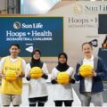 (Ki-Ka) Ibnu Jamil, Aktor, Presenter dan Aktivis Olahraga, bersama dengan Maritza Sharikha Arfah dan Dwiba Juliandrea Zahratusyta, yang merupakan anggota Girls Basketball Academy Depok, serta Albertus Wiroyo, Chief Executive Officer, Sun Life Indonesia, pada saat acara pembukaan Sun Life Hoops+Health 3x3 Basketball Challenge.