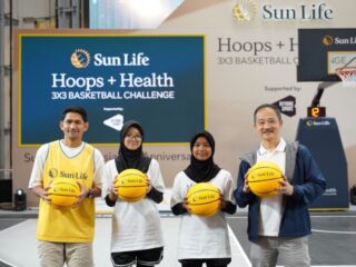 (Ki-Ka) Ibnu Jamil, Aktor, Presenter dan Aktivis Olahraga, bersama dengan Maritza Sharikha Arfah dan Dwiba Juliandrea Zahratusyta, yang merupakan anggota Girls Basketball Academy Depok, serta Albertus Wiroyo, Chief Executive Officer, Sun Life Indonesia, pada saat acara pembukaan Sun Life Hoops+Health 3x3 Basketball Challenge.