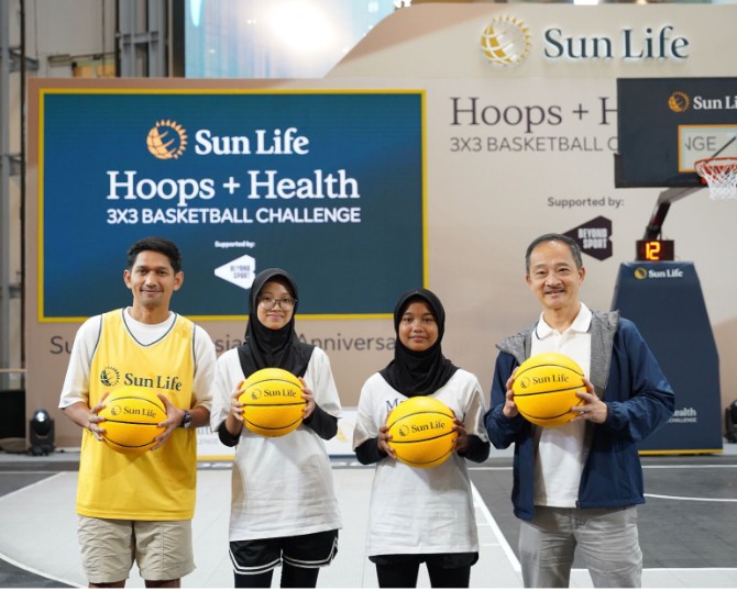 (Ki-Ka) Ibnu Jamil, Aktor, Presenter dan Aktivis Olahraga, bersama dengan Maritza Sharikha Arfah dan Dwiba Juliandrea Zahratusyta, yang merupakan anggota Girls Basketball Academy Depok, serta Albertus Wiroyo, Chief Executive Officer, Sun Life Indonesia, pada saat acara pembukaan Sun Life Hoops+Health 3x3 Basketball Challenge.