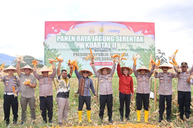 Pemerintah terus memperkuat ketahanan pangan nasional melalui sinergi lintas sektor, salah satunya dengan menggelar Panen Raya Jagung Serentak Kuartal II yang dipimpin langsung oleh Presiden Republik Indonesia, Prabowo Subianto, pada Kamis (5/6/2025).