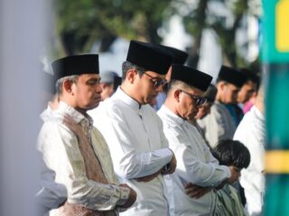 Wali Kota Medan Rico Waas bersama ribuan masyarakat Kota Medan dan sekitarnya melaksanakan Salat Iduladha 1446H di Lapangan Merdeka Medan, Jumat (6/6/2025).