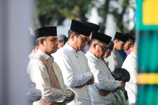 Wali Kota Medan Rico Waas bersama ribuan masyarakat Kota Medan dan sekitarnya melaksanakan Salat Iduladha 1446H di Lapangan Merdeka Medan, Jumat (6/6/2025).