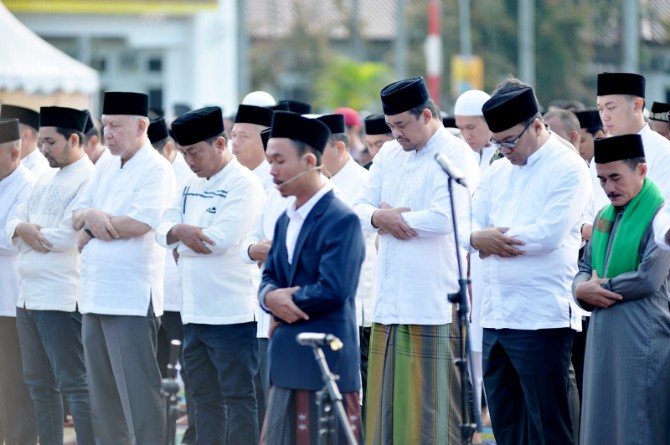 Gubernur Sumatera Utara Bobby Nasution dan Wakil Gubernur Surya melaksanakan Salat Iduladha 1446 H bersama ribuan masyarakat Deliserdang di Alun-alun Pemkab Deliserdang, Lubukpakam, Jumat pagi (6/6/2025).