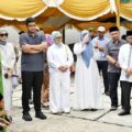 Gubernur Sumatera Utara, Bobby Nasution, menyaksikan penyembelihan hewan kurban dalam rangka Hari Raya Iduladha 1446 H di halaman Masjid Jamik Hanifah, Jalan Chaidir, Kampung Nelayan, Labuhan, Sabtu (7/6/2025).