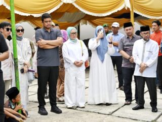 Gubernur Sumatera Utara, Bobby Nasution, menyaksikan penyembelihan hewan kurban dalam rangka Hari Raya Iduladha 1446 H di halaman Masjid Jamik Hanifah, Jalan Chaidir, Kampung Nelayan, Labuhan, Sabtu (7/6/2025).