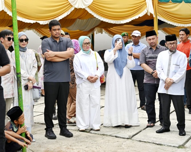 Gubernur Sumatera Utara, Bobby Nasution, menyaksikan penyembelihan hewan kurban dalam rangka Hari Raya Iduladha 1446 H di halaman Masjid Jamik Hanifah, Jalan Chaidir, Kampung Nelayan, Labuhan, Sabtu (7/6/2025).