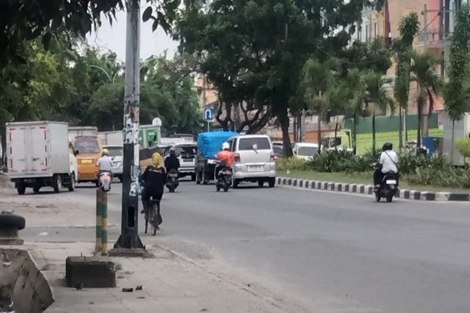 Anggota Komisi 4 DPRD Medan Ahmad Afandi Harahap minta penutupan jalan menuju pintu masuk Tol Bandar Selamat harus dikaji ulang.