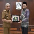 Wakil Gubernur Sumatera Utara (Wagubsu) Surya menerima kunjungan Anggota DPD RI asal Sumut, Penrad Siagian di Ruang Kerjanya, Lantai 9 Kantor Gubernur, Jalan Diponegoro Medan, Selasa (10/6/2025).