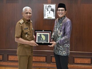 Wakil Gubernur Sumatera Utara (Wagubsu) Surya menerima kunjungan Anggota DPD RI asal Sumut, Penrad Siagian di Ruang Kerjanya, Lantai 9 Kantor Gubernur, Jalan Diponegoro Medan, Selasa (10/6/2025).