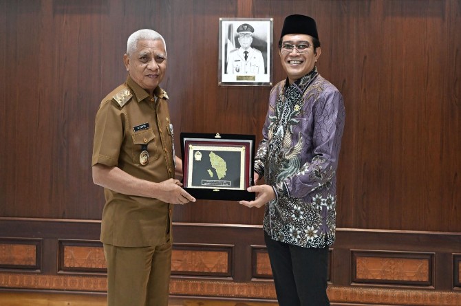 Wakil Gubernur Sumatera Utara (Wagubsu) Surya menerima kunjungan Anggota DPD RI asal Sumut, Penrad Siagian di Ruang Kerjanya, Lantai 9 Kantor Gubernur, Jalan Diponegoro Medan, Selasa (10/6/2025).