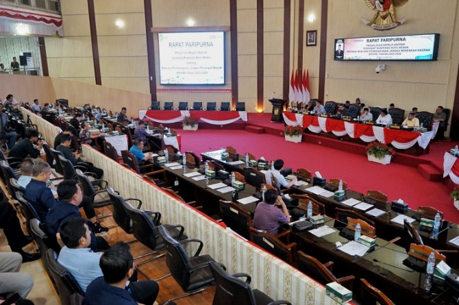 Rapat paripurna DPRD Kota Medan yang digelar di Gedung DPRD Medan, Selasa (10/6/2025).