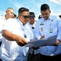 Gubernur Sumatera Utara Bobby Nasution meninjau dua tanggul di Kabupaten Batubara, yakni Tanggul Dalu-dalu Jalan Lintas Sumatera dan Tanggul Sungai Sumatera II Bendung Tanjung Muda.