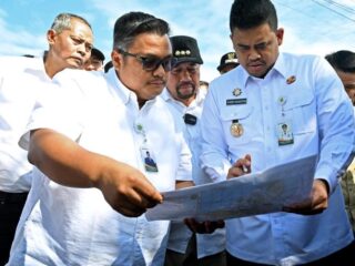 Gubernur Sumatera Utara Bobby Nasution meninjau dua tanggul di Kabupaten Batubara, yakni Tanggul Dalu-dalu Jalan Lintas Sumatera dan Tanggul Sungai Sumatera II Bendung Tanjung Muda.