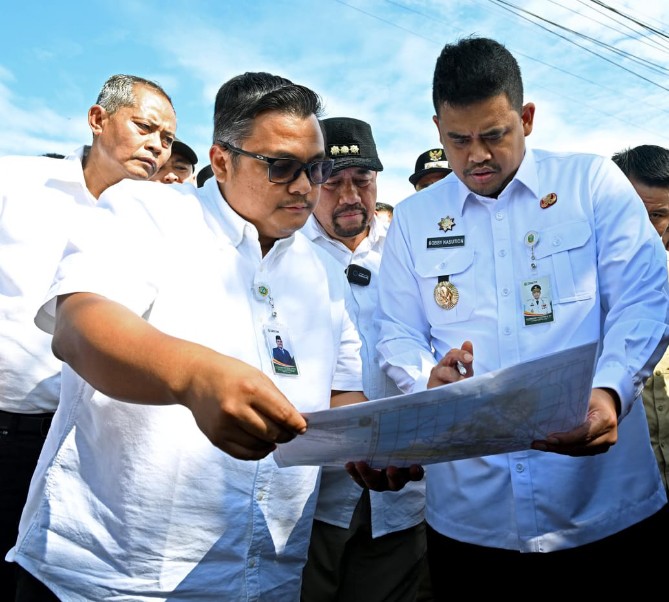 Gubernur Sumatera Utara Bobby Nasution meninjau dua tanggul di Kabupaten Batubara, yakni Tanggul Dalu-dalu Jalan Lintas Sumatera dan Tanggul Sungai Sumatera II Bendung Tanjung Muda.