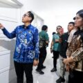 Usai meninjau kondisi jalan rusak, Wali Kota Medan Rico Tri Putra Bayu Waas melanjutkan kunjungan kerjanya dengan meninjau Rumah Perlindungan Sosial (RPS) milik Dinas Sosial Kota Medan yang terletak di Jalan Bunga Turi II, Kelurahan Sidomulyo, Kecamatan Medan Tuntungan, Kamis (12/6/2025).