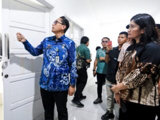 Usai meninjau kondisi jalan rusak, Wali Kota Medan Rico Tri Putra Bayu Waas melanjutkan kunjungan kerjanya dengan meninjau Rumah Perlindungan Sosial (RPS) milik Dinas Sosial Kota Medan yang terletak di Jalan Bunga Turi II, Kelurahan Sidomulyo, Kecamatan Medan Tuntungan, Kamis (12/6/2025).