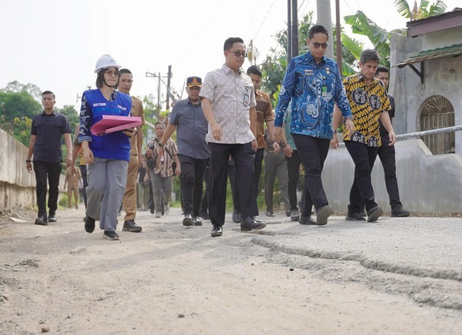Wali Kota Medan, Rico Tri Putra Bayu Waas, merespons cepat keluhan warga terkait kerusakan Jalan Danau Singkarak Gang Madrasah, Kelurahan Sei Agul, Kecamatan Medan Barat. Kamis (12/6/2025) pagi