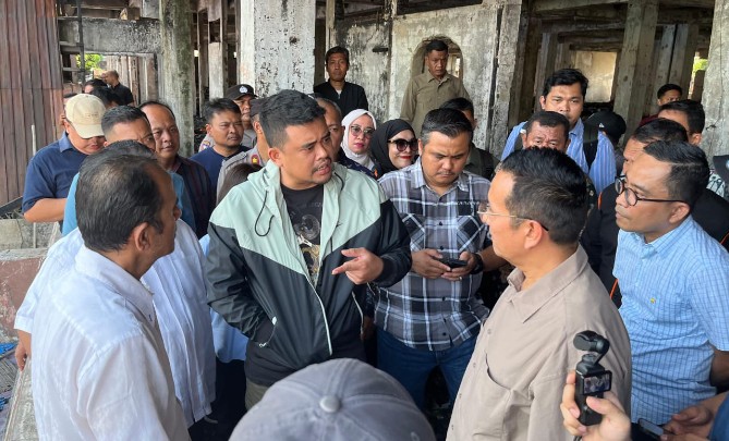 Gubernur Sumatera Utara (Sumut) Bobby Nasution memastikan pembangunan kembali Pasar Horas yang terbakar akan segera dimulai. Hal ini disampaikannya saat meninjau langsung lokasi pasar di Jalan Merdeka, Kota Pematangsiantar, Minggu (15/6/2025) sore.