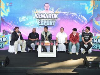 Gubernur Sumatera Utara (Sumut) Bobby Nasution ikuti Fun Match Game Mobile Legend bersama dengan ‘pro player’. Main bareng atau Mabar tersebut merupakan bagian dari rangkaian event ‘Kemarok Esport’ yang diselenggarakan di Lapangan H Adam Malik, Pematangsiantar, Minggu (15/6/2025).