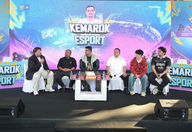 Gubernur Sumatera Utara (Sumut) Bobby Nasution ikuti Fun Match Game Mobile Legend bersama dengan ‘pro player’. Main bareng atau Mabar tersebut merupakan bagian dari rangkaian event ‘Kemarok Esport’ yang diselenggarakan di Lapangan H Adam Malik, Pematangsiantar, Minggu (15/6/2025).