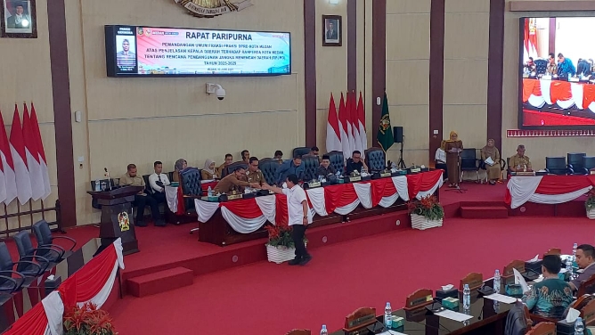 Sidang paripurna DPRD Kota Medan, Senin (16/6/2025)