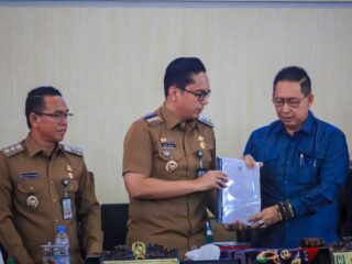 Wali Kota Medan Rico Tri Putra Bayu Waas menyampaikan penjelasan atas Rancangan Peraturan Daerah (Ranperda) tentang Pencegahan dan Penanggulangan Kebakaran dalam Rapat Paripurna DPRD Medan, Senin (16/6/2025).