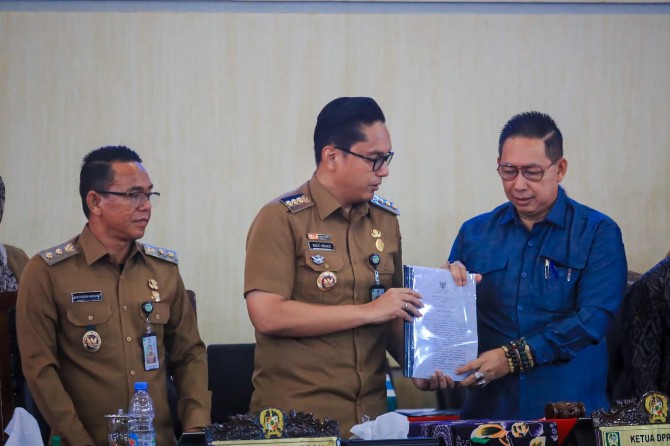 Wali Kota Medan Rico Tri Putra Bayu Waas menyampaikan penjelasan atas Rancangan Peraturan Daerah (Ranperda) tentang Pencegahan dan Penanggulangan Kebakaran dalam Rapat Paripurna DPRD Medan, Senin (16/6/2025).
