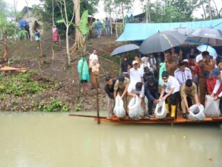 Peluncuran program Swasembada Ikan 1.000 Kolam, yang secara resmi dilaksanakan dengan penyerahan bantuan bibit dan pakan ikan kepada kelompok pembudidaya di Desa Lancat Julu, Kecamatan Arse, Senin (16/6/2025).