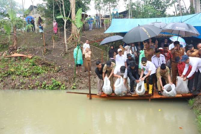 Peluncuran program Swasembada Ikan 1.000 Kolam, yang secara resmi dilaksanakan dengan penyerahan bantuan bibit dan pakan ikan kepada kelompok pembudidaya di Desa Lancat Julu, Kecamatan Arse, Senin (16/6/2025).