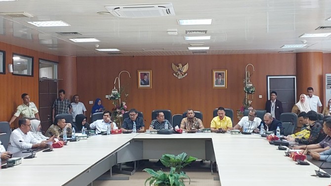 Rapat dengar pendapat lintas komisi bersama sejumlah OPD Pemko Medan di gedung DPRD Medan, Senin (16/6/2025).