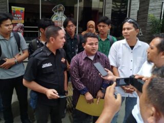 Sejumlah relawan pendukung Gubernur Sumatera Utara Bobby Afif Nasution kembali melaporkan akun media sosial ke Polda Sumut atas dugaan penghinaan dan pencemaran nama baik. Kali ini, akun TikTok @amora.lemos2 diadukan karena dianggap menyebarkan konten yang meresahkan masyarakat.