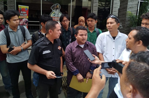 Sejumlah relawan pendukung Gubernur Sumatera Utara Bobby Afif Nasution kembali melaporkan akun media sosial ke Polda Sumut atas dugaan penghinaan dan pencemaran nama baik. Kali ini, akun TikTok @amora.lemos2 diadukan karena dianggap menyebarkan konten yang meresahkan masyarakat.