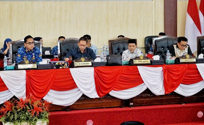 Wali Kota Medan, Rico Tri Putra Bayu Waas, memberikan tanggapan langsung terhadap pemandangan umum seluruh fraksi DPRD Kota Medan terkait Rancangan Peraturan Daerah (Ranperda) tentang Laporan Pertanggungjawaban Pelaksanaan APBD Tahun Anggaran 2024, dalam rapat paripurna yang digelar Selasa (17/6/2025) di Gedung DPRD Kota Medan.